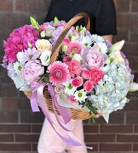 Цветочная композиция из Розы, Хризантемы, Пионы и Лизиантусы в корзине в Некрасово