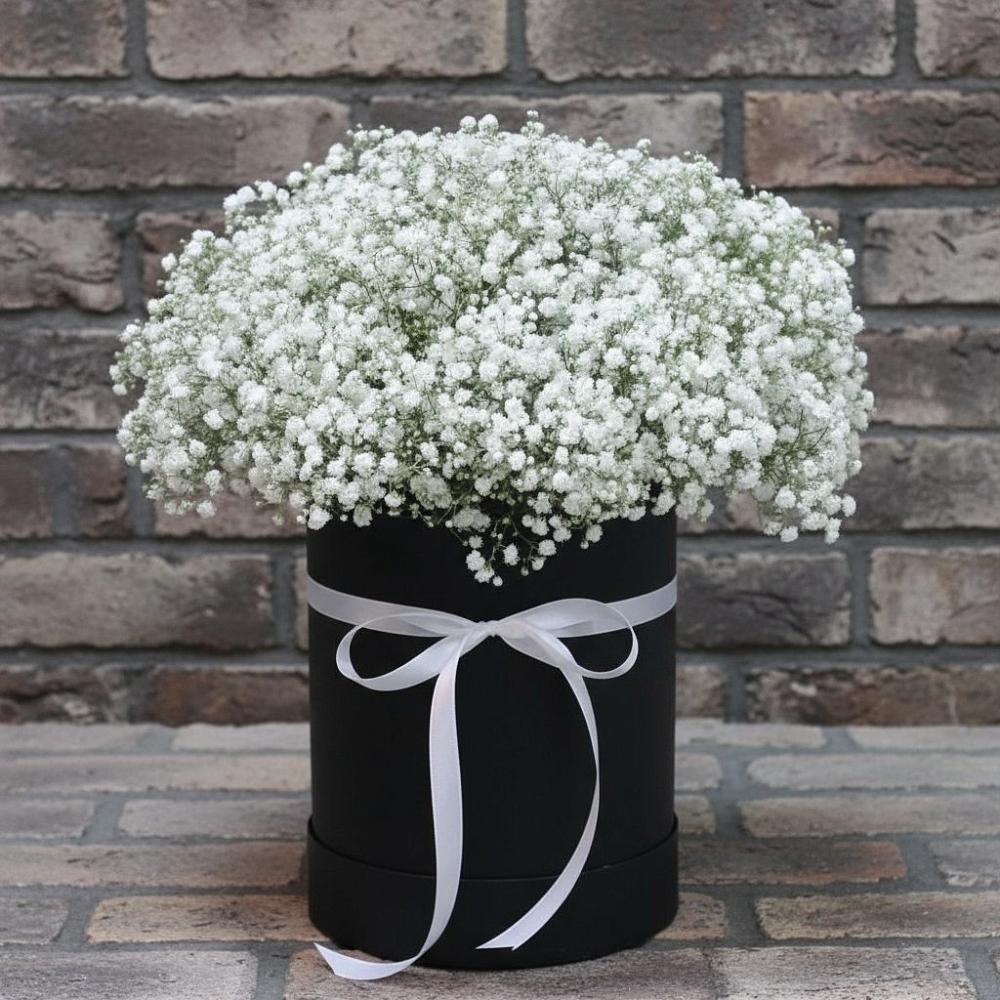 Цветочная композиция из Гипсофила в шляпной коробке в Некрасово