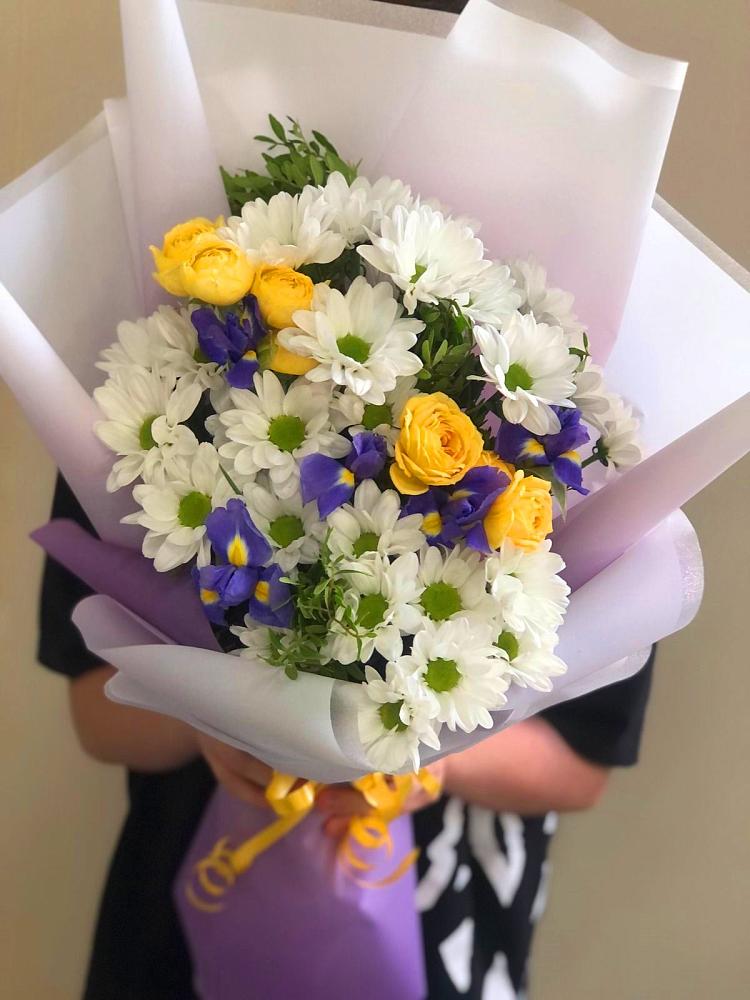 Букет цветов из: Ирисы, Хризантемы и Розы в Некрасово