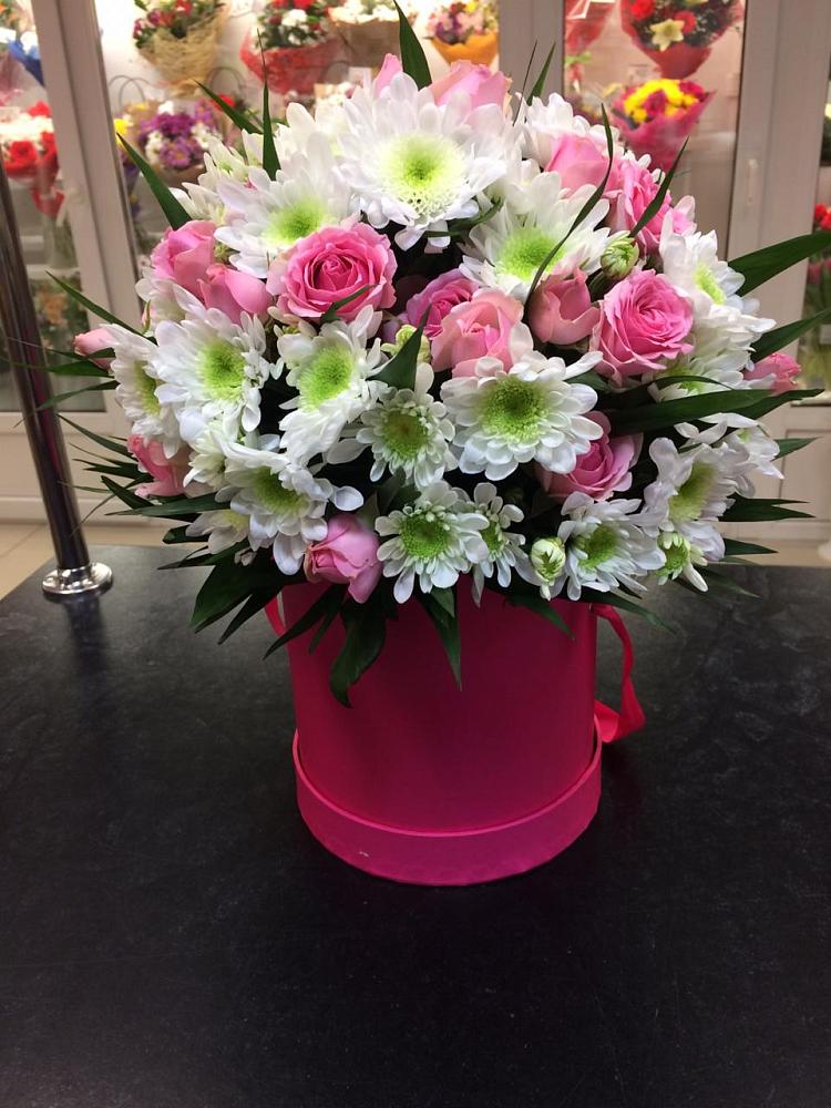 Цветочная композиция из Розы и Хризантемы в шляпной коробке в Некрасово