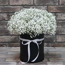 Цветочная композиция из Гипсофила в шляпной коробке в Некрасово