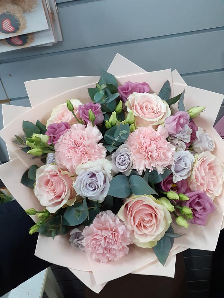 Букет цветов из: Розы, Гвоздики и Лизиантусы в Некрасово